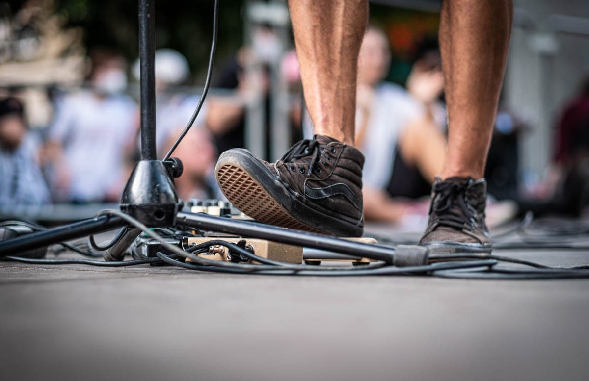 A clean combo amplifier with a pedalboard in front of it
