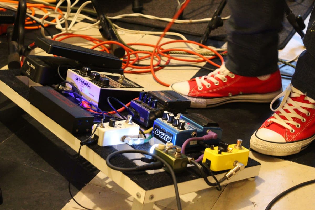 A single-output pedal power adapter and a daisy chain cable