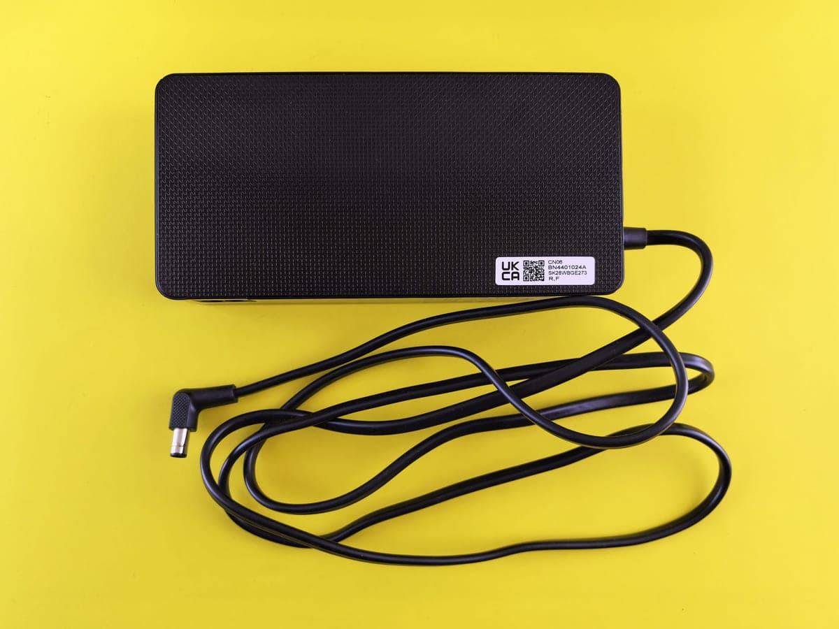An isolated pedalboard power supply with several DC cables